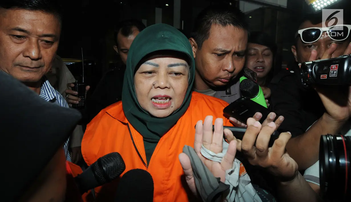 Anggota DPRD Malang Rahayu Sugiarti saat dimintai keterangan awak media usai menjalani pemeriksaan di gedung KPK, Jakarta, selasa (27/3). Rahayu Sugiarti resmi ditahan KPK untuk 20 hari kedepan. (Merdeka.com/Dwi Narwoko)