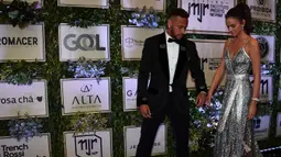 Pemain PSG, Neymar, didampingi sang kekasih, Bruna Marquezine, saat menghadiri acara amal untuk Institut Neymar Jr di Sao Paulo, Brasil, Kamis (19/7/2018). Bintang asal Brasil itu tampak menawan dengan balutan jas. (AFP/Nelson Almeida)