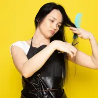 Potong Ujung Rambut Bercabang | copyright freepik