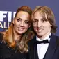 Pemain Madrid, Luka Modric bersama pasangannya hadir dalam malam gala FIFA Ballon d'Or (foto: Reuters)