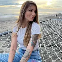 Meski sudah memiliki empat anak dan kini telah menginjak usia 32 tahun, banyak yang menyebut bahwa Sheila Marcia masih cocok disebut ABG. Pasalnya, penampilan Sheila begitu casual bak anak muda seperti saat kenakan kaus putih dan jeans ini. (Liputan6.com/IG/@itssheilamj)