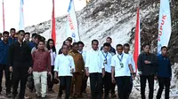 Presiden Joko Widodo atau Jokowi melakukan groundbreaking atau peletakan batu pertama Proyek Strategis Nasional (PSN) Kawasan Industri Pupuk Fakfak di Kabupaten Fakfak, Provinsi Papua Barat, Kamis, (23/11/2023) (Foto: Biro Pers Sekretariat Presiden)