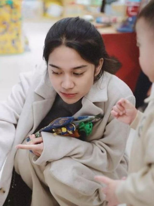 6 Potret Kedekatan Azizah Salsha dengan Rayyanza Saat Liburan di Inggris