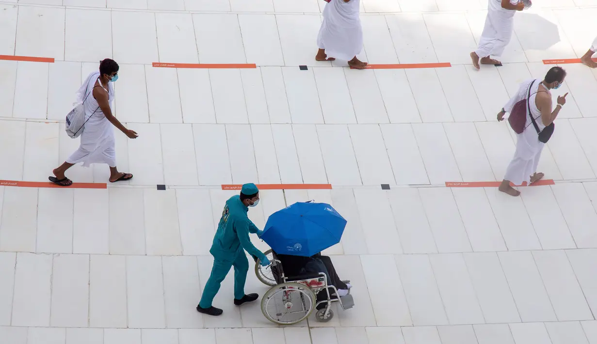 Sejumlah jemaah saling jaga jarak saat melakukan tawaf mengelilingi Ka'bah di dalam Masjidil Haram saat melakukan rangkaian ibadah haji di Kota Suci Mekkah, Arab Saudi, Rabu (29/7/2020).  Karena pandemi virus corona COVID-19, pemerintah Arab Saudi hanya membolehkan sekitar 10.000 orang. (AP Photo)