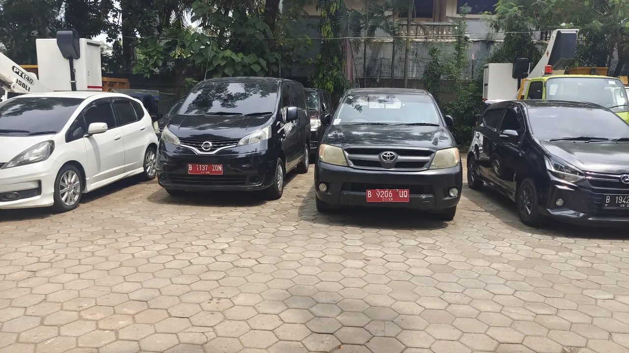 Kendaraan dinas Pemerintah Kota Depok yang terparkir di gedung DLHK Kota Depok.