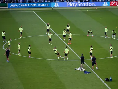 Para pemain Barcelona saat melakukan sesi latihan di Olympiastadion Berlin, Jerman (5/6/2015). Barcelona akan menghadapi Juventus di Final Liga Champions. (Reuters/Fabrizio Bensch)