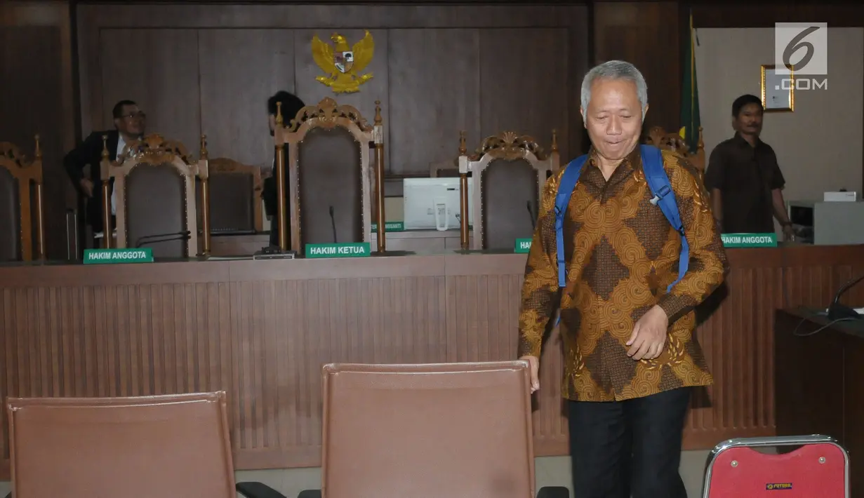 Terdakwa suap perizinan dan pengadaan proyek di lingkungan Ditjen Hubla TA 2016-2017 Antonius Tonny Budiono usai sidang di Pengadilan Tipikor, Jakarta, Kamis (17/5). Ia divonis lima tahun penjara, denda 300 juta rupiah. (Liputan6.com/Helmi Fithriansyah)