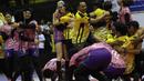 Para pevoli PGN Popsivo merayakan kemenangan atas Jakarta Pertamina Energi pada final Proliga 2019 di GOR Among Rogo, Yogyakarta, Sabtu (23/2). Popsivo menang 3-2 atas Pertamina. (Bola.com/Yoppy Renato)