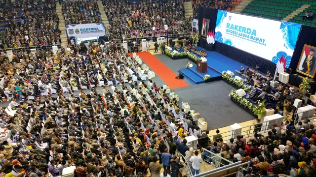 Menhan Prabowo Subianto memenuhi undangan Rakerda APDESI Jabar 2023 di GOR C-Tra Arena Bandung, Kamis (23/11/2023).