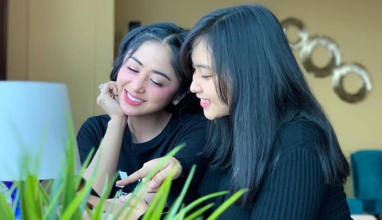 Tak hanya dekat di dunia kerja, namun keduanya akrab dalam kegiatan sehari-hari. Dari pergi berlibur bersama, jalan-jalan ke mall sampai punya baju yang kembar. (Liputan6.com/IG/@dewiperssikreal)