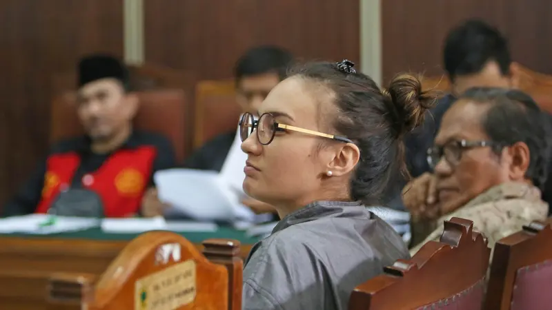 Nadine Chandrawinata menjadi saksi sidang dugaan kepemilikan senjata api ilegal dan satwa langka Gatot Brajamusti.