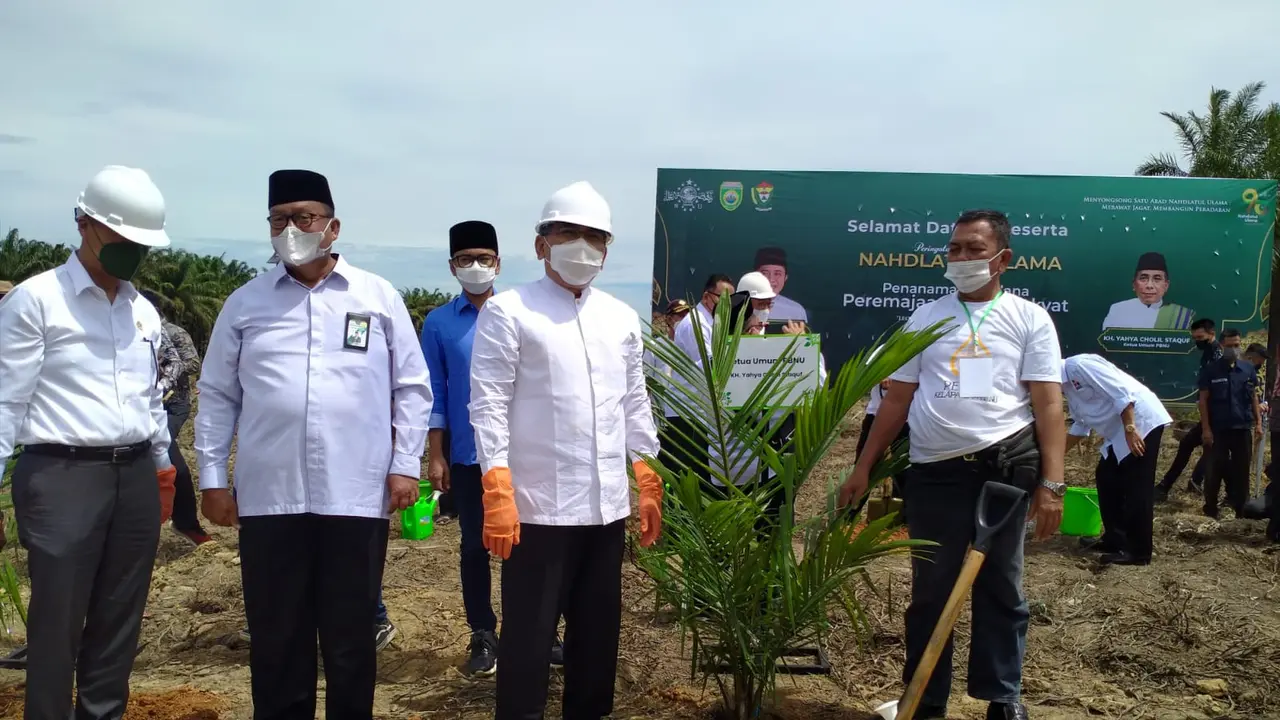 Menteri Koordinator Bidang Perekonomian Airlangga Hartarto dan Ketua Umum Pengurus Besar Nahdlatul Ulama (PBNU) KH Yahya Cholil Staquf memimpin langsung replanting
