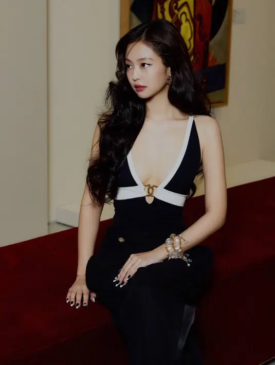 Untuk alas kaki, Jennie memilih slingback pumps hitam klasik khas CHANEL yang membuat tampilannya terlihat semakin sophisticated. Sepatu tersebut diketahui memiliki harga sekitar USD 1.400 atau sekitar Rp24,8 juta.  [@jennierubyjane]