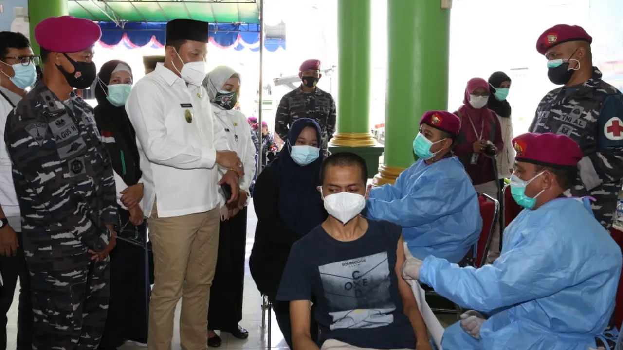 Wakil Bupati Sidoarjo Subandi  melihat vaksinasi Covid-19 di Desa Pabean Sidoarjo. (Dian Kurniawan/Liputan6.com)
