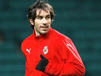 Villarreal&#039;s midfielder Robert Pires is pictured during a training session at Celtic Park in Glasgow on December 9, 2008 on the eve of their UEFA Champions League match against Celtic. AFP PHOTO/PAUL ELLIS