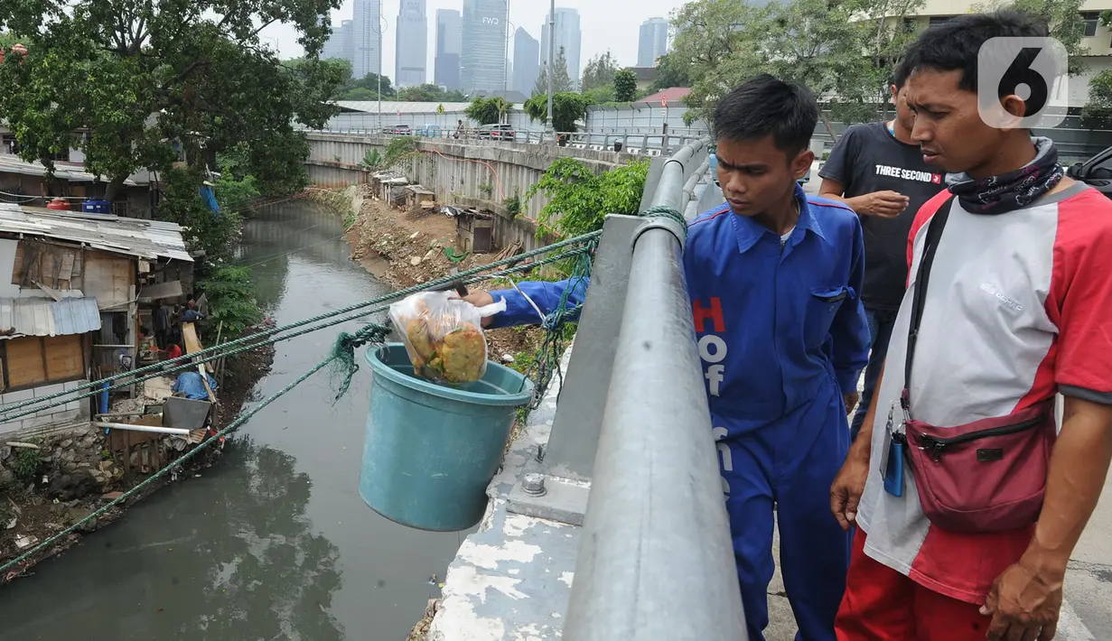 Buka mulai pagi hari jam 09.00 hingga malam hari 21.00, pemilik warung mengaku bisa mendapatkan penghasilan 500 ribu hingga satu juta per hari. (merdeka.com/Arie Basuki)
