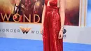 Aktris Gal Gadot berpose saat tiba menghadiri pemutaran peradana film "Wonder Woman" di Teater Pantages di Los Angeles, AS (25/5). Pemeran Wonder Woman ini tampil cantik mengenakan gaun berwarna merah. (Photo by Jordan Strauss/Invision/AP)