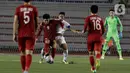 Bek Timnas Indonesia U-22, Andy Setyo, berebut bola dengan striker Vietnam U-22, Ha Duc Chinh, pada laga SEA Games 2019 di Stadion Rizal Memorial, Manila, Filipina, Minggu (1/12/2019). Indonesia kalah 1-2 dari Vietnam. (Bola.com/M Iqbal Ichsan)