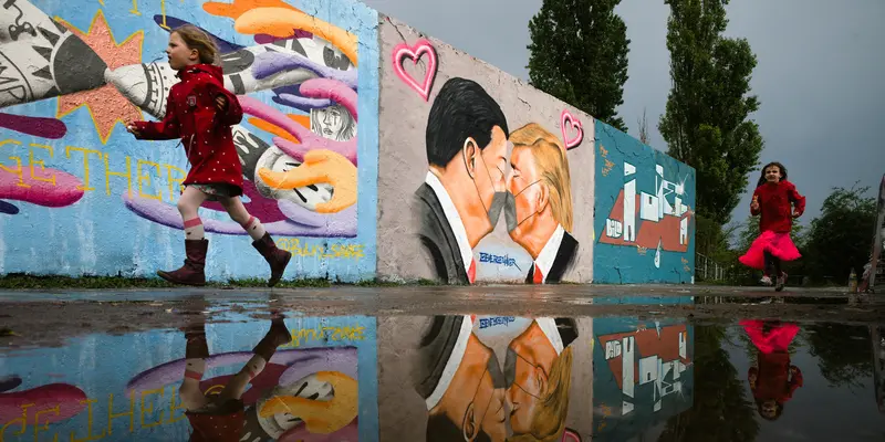 Grafiti Donald Trump dan Xi Jinping Ciuman Hiasi Tembok di Jerman