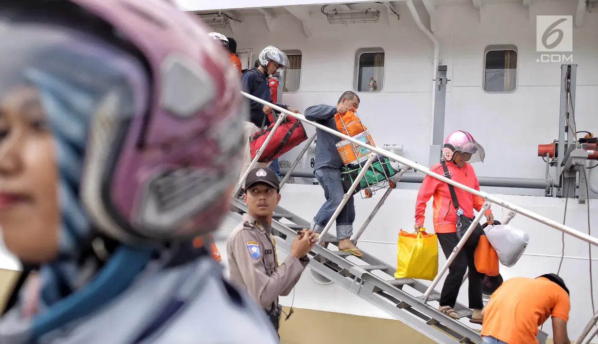 Pemudik motor gratis turun dari kapal Perintis KM. Sabuk Nusatara di Pelabuhan Tanjung Priok, Jakarta, Rabu (20/6). Puncak arus balik pemudik di Pelabuhan tersebut diperkirakan akan terjadi H+7 Lebaran. (Liputan6.com/Faizal Fanani)