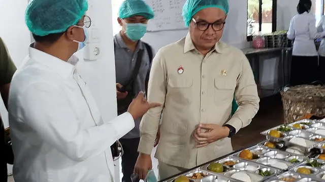Gubernur Lemhannas TB Ace Hasan Syadzily meninjau salah satu dapur Program Makan Bergizi Gratis (Program MBG) di Kota Depok, Jawa Barat pada hari ini, Senin (6/1/2024).