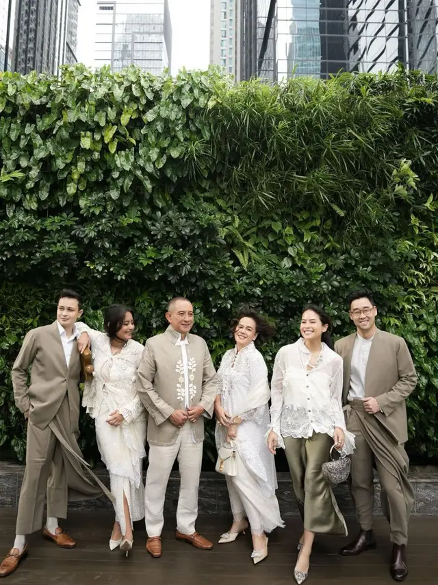 Busana lebaran keluarga Maudy Ayunda dengan pilihan outfit bernuansa olive hijau (Instagram/@maudyayunda)