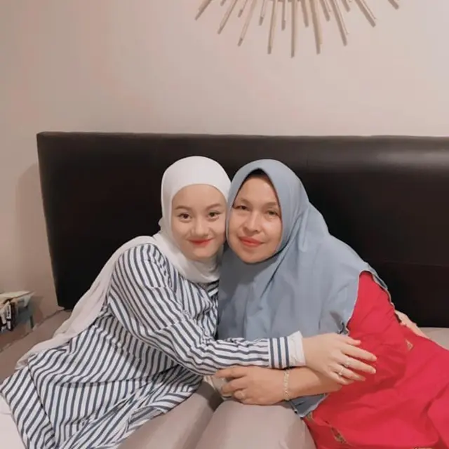 11 Artis Ini Tunjukkan Kedekatan dengan Mertua, Jadi Menantu Kesayangan