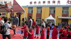 Pemain New Orleans Pelicans memberikan pelatihan kepada para siswa setalah NBA Cares Learn and Play Center di Sekolah Migran Huangzhuang, Beijing, Tiongkok (11/10). Mereka datang ke Tiongkok dalam rangka NBA Global Games. (AP Photo/Ng Han Guan)