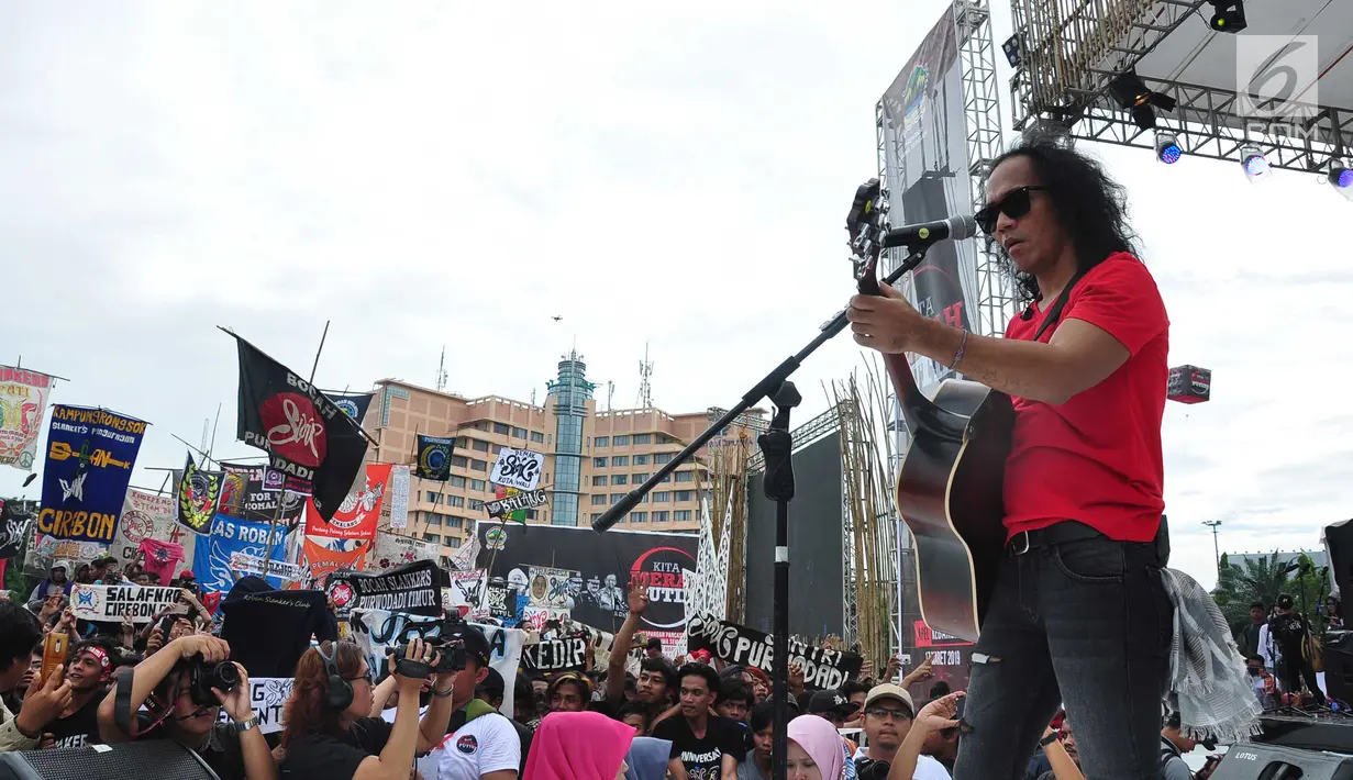 Vokalis grup band musik Slank, Kaka tampil sebagai pengisi puncak Apel Kebangsaan 'Kita Merah Putih' di lapangan Pancasila Simpang Lima Semarang, Minggu (17/3). Acara yang digelar Pemprov Jateng ini dihadiri puluhan ribu warga. (Liputan6.com/Gholib)