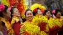 Sejumlah wanita mengenakan kostum saat festival budaya perayaan Imlek di Chinatown, New York City (16/2). Mereka merayakan Imlek atau Tahun Baru China 2569 yang jatuh pada 16 Februari 2018. (Drew Angerer/Getty Images/AFP)