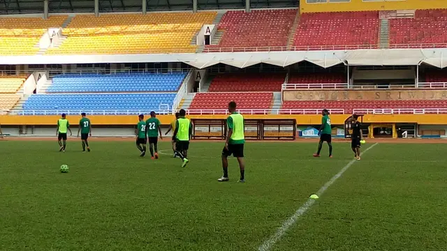 Suasana latihan tim Sriwijaya FC yang juga diikuti oleh MSM, nomor punggung 22 ditengah kasus dugaan penganiayaan yang dituduhkan ke dirinya (Liputan6.com / ist - Nefri Inge)