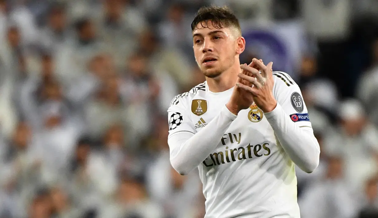 Federico Valverde - Gelandang asal Uruguay ini digadang-gadang akan menjadi penerus Kroos ataupun Modric di lini tengah Los Blancos. Valverde yang telah memainkan 121 pertandingan dengan torehan 5 gol dan 7 assist ini selalu tampil sesuai harapan sang pelatih. (AFP/Gabriel Bouys)