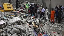 Tim penyelamat masih terus berupaya mengeluarkan lebih banyak korban dari reruntuhan gedung lima lantai di Pakistan.  (Rizwan TABASSUM/AFP)