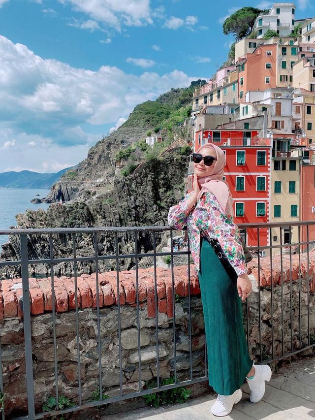 7 Potret Sheza Idris dan Keluarga Liburan di Luar Negeri, Umumkan Kehamilan