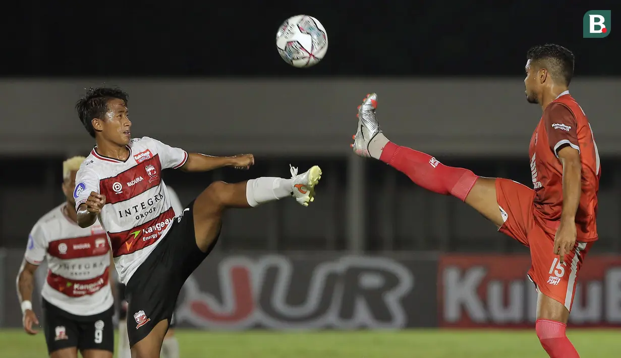 Madura United dan PSM Makassar harus puas berbagi poin pada laga pekan kedua BRI Liga 1 2021/2022 yang berlangsung di Stadion Madya, Minggu (12/09/2021) malam WIB. Pertandingan tersebut berakhir dengan skor 1-1. (Foto: Bola.com/Ikhwan Yanuar)