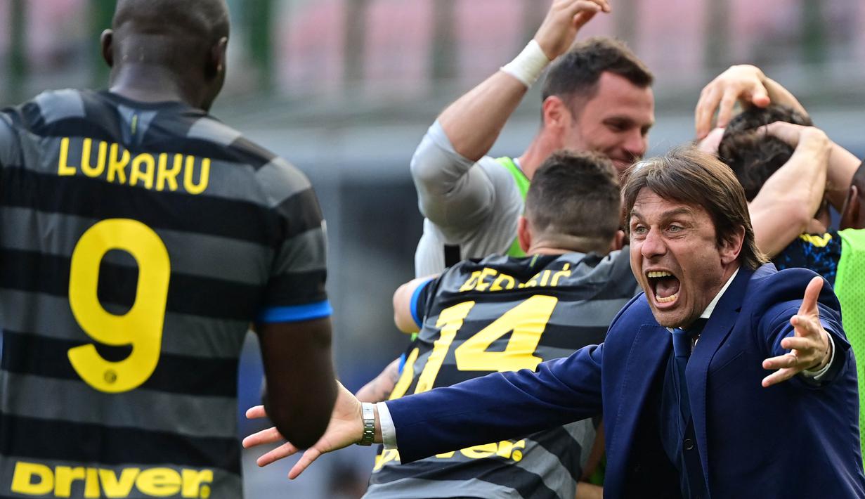 Namun, Conte akhirnya tetap bertahan dan terus membangun skuadnya. Conte akhirnya berhasil menebus kegagalannya di musim sebelumnya pada musim ini. Inter dibawanya menjadi juara Serie A dengan menyisakan empat pertandingan. (Foto: AFP/Miguel Medina)