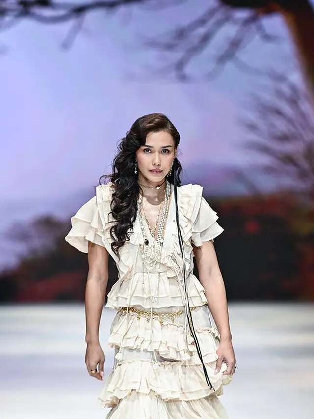 Adu Pesona Adinia Wirasti, Nadila Ernesta, Naila Alatas, dan Jihane Almira Bawakan Koleksi The Story Of di JFW 2027