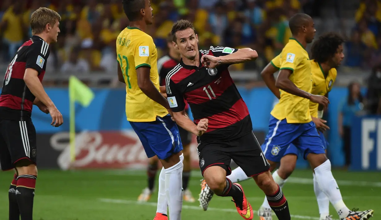 Miroslav Klose. Striker Jerman yang kini berusia 44 tahun dan telah pensiun dari sepak bola internasionl pada Agustus 2014 ini masih memegang rekor sebagai pemain dengan jumlah gol terbanyak di putaran final Piala Dunia. Dalam 4 edisi, 2002 hingga 2014 ia mampu mengoleksi 16 gol dan 5 assist dalam 24 laga. Gol ke-16 dicetak saat Jerman menang 7-1 atas Brasil di babak semifinal Piala Dunia 2014, 8 Juli 2014. Jerman pun akhirnya menjadi juara Piala Dunia 2014 usai mengalahkan Argentina 1-0 melalui perpanjangan waktu dan menjadi satu-satunya gelar Piala Dunia yang diraih pria yang kini mengarsiteki SCR Altach di Liga Austria. (AFP/Pedro Ugarte)