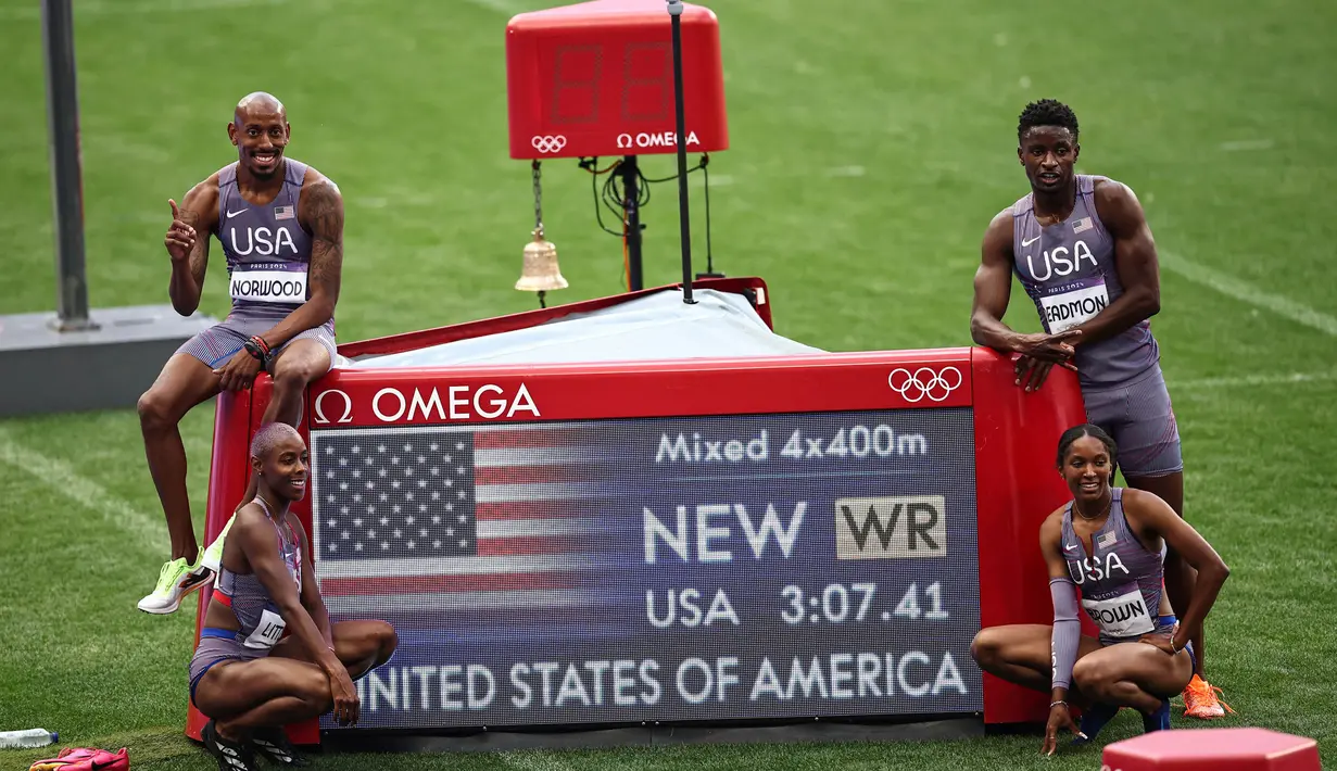 Para atlet Amerika Serikat berpose setelah memecahkan rekor dunia dalam nomor estafet 4x400m campuran cabang olahraga atletik di Olimpiade Paris 2024 di Stade de France, Saint-Denis, Paris, pada 2 Agustus 2024. (Anne-Christine POUJOULAT/AFP)
