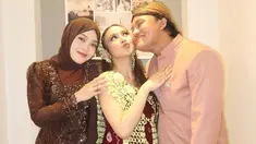 Selain Mahalini, adik Rizky Febian yakni Putri Delina juga mencuri perhatian dengan penampilannya yang anggun. Ia tampil menawan dalam kebaya cokelat yang elegan, memadukan unsur tradisional dan modern dengan sempurna. (Liputan6.com/IG/@putridelinaa)