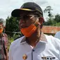 Gubernur Sulawesi Tengah, Longki Djanggola saat mengunjungi Desa Lemban Tongoa, Kabupaten Sigi pascaserangan teroris, Minggu (6/12/2020). (Foto: Liputan6.com/ Heri Susanto).