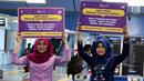 Gaya petugas PT KCI mengenakan kebaya saat sosialisasi pencegahan pelecehan seksual di KRL, Jakarta, Jumat (20/4). Kegiatan ini dalam rangka menyambut Hari Kartini. (Liputan6.com/Immanuel Antonius)