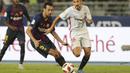 Gelandang Sevilla, Jesus Navas, berebut bola dengan gelandang Barcelona, Sergio Busquets, pada laga Piala Super Spanyol di Stadion Ibn Batouta, Tangiers, Minggu (12/8/2018). Barcelona menang 2-1 atas Sevilla. (AP/Mosa'ab Elshamy)