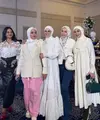 Tiwi tampil dengan atasan transparan motif bunga putih dipadukan rok panjang hitam. Tika mengenakan kerudung putih senada dengan blazernya dipadukan rok pink. Adelia Pasha mengenakan kerudung putih bercorak dipadukan blazer tweed dan celana denim sambil membawa tas Gucci. [@adeliapasha]