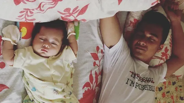 Baru Berusia 2 Bulan Lebih, Ini 6 Potret Eza Gionino dan Putrinya yang Menggemaskan