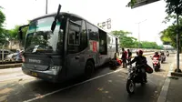 Sebuah bis Transjakarta jurusan Ragunan – Dukuh Atas menabrak pembatas jalan Galunggung, Jakarta, Minggu (12/4/2015). Tampak, posisi bis melintang menutupi ruas sebagian ruas jalan Galunggung, Jakarta. (Liputan6.com/Helmi Fithriansyah)