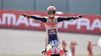 Gaya pembalap Repsol Honda, Marc Marquez usai meraih kemenangan pada MotoGP Jerman 2018. (Twitter/Repsol Honda)