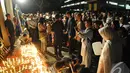 Sejumlah warga negara Pakistan dan Indonesia melakukan malam renungan, Kedubes Pakistan, Jakarta, Jumat (19/12/2014). (Liputan6.com/Panji Diksana)