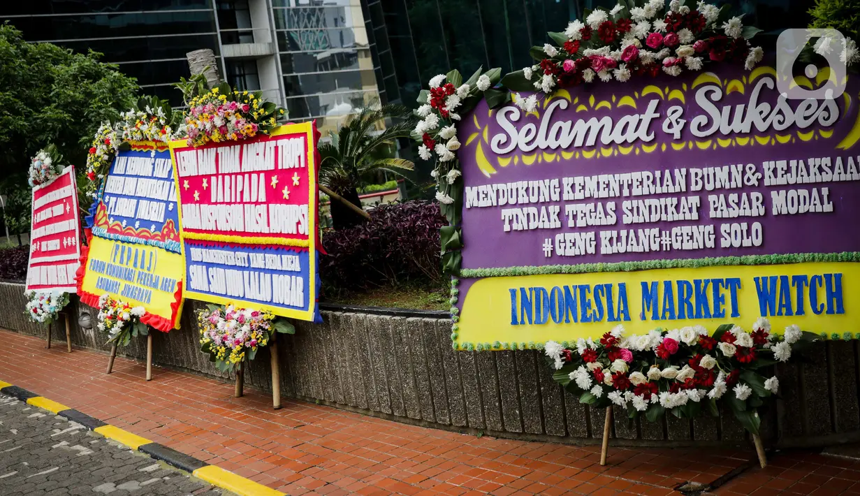 Sejumlah karangan bunga ucapan terima kasih hingga dukungan di Kementerian BUMN, Kamis (16/1/2020). Kantor Menteri BUMN Erick Thohir kembali mendapat kiriman bunga berupa dukungan untuk menyelesaikan masalah PT Asuransi Jiwasraya (Persero). (Liputan6.com/Faizal Fanani)