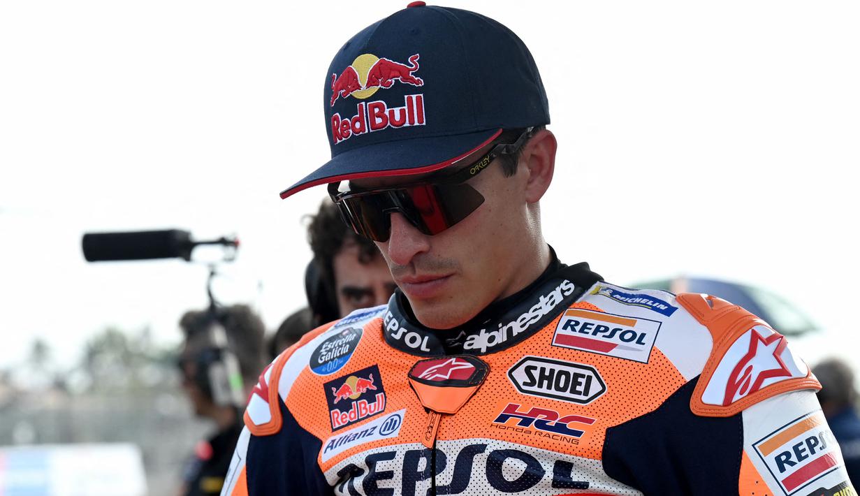 Pembalap Repsol Honda, Marc Marquez saat menunggu start MotoGP Indonesia 2023 yang berlangsung di Sirkuit Mandalika, Lombok, NTB, Minggu (15/10/2023). Marquez lagi-lagi gagal finis pada kesempatan keduanya tampil di Indonesia. Ia terjatuh di tikungan ke-13 saat lap kedelapan. Sementara itu, The Baby Alien mengalami highside saat sesi kualifikasi pada tahun lalu. (AFP/Sonny Tumbaleka)